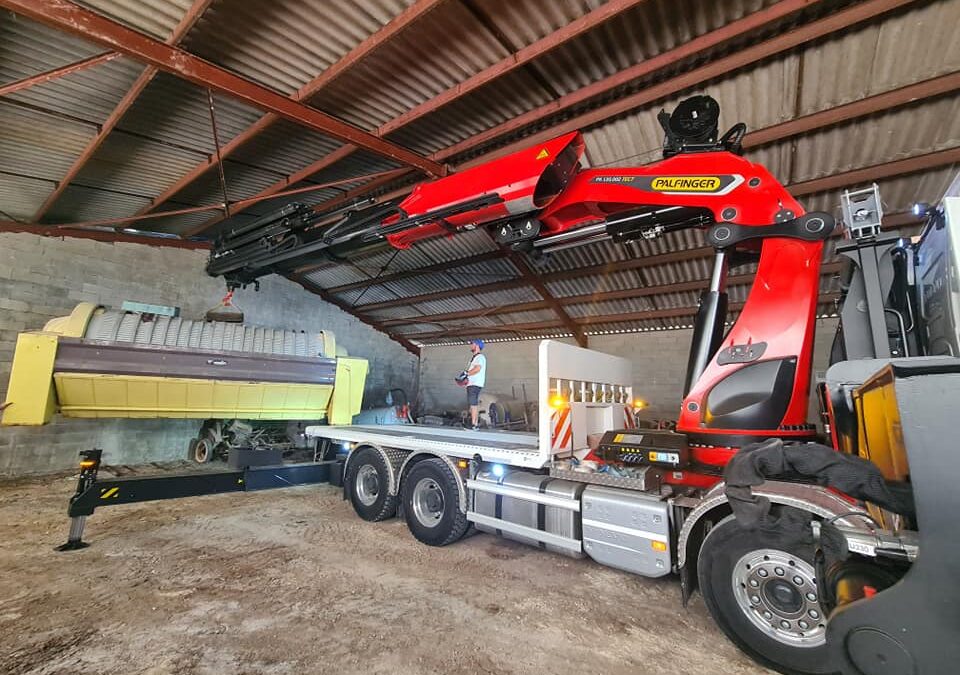 Chantier délicat: enlever un pressoir de 4 tonnes de dessous un hangar.